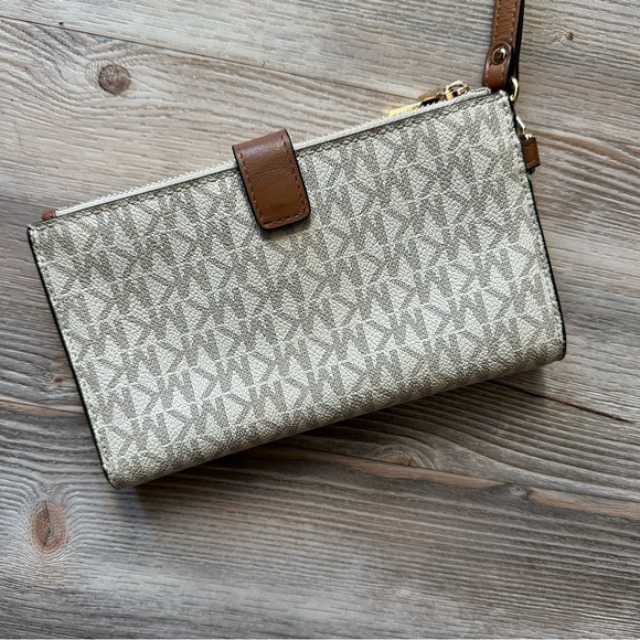 Michael Kors Adele Leather Smartphone Wallet - Picture 4 of 5